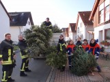 889 - FFW Weihnachtsbaumsammlung 1 2011er Weihnachtsbäume: Einmal brennen sie noch!