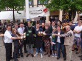 1177 - Maibaum 12 Faßanstich 3 Alle Ein neuer Maibaum ziert den Georgi-Marktplatz: Große Einweihung erfolgt